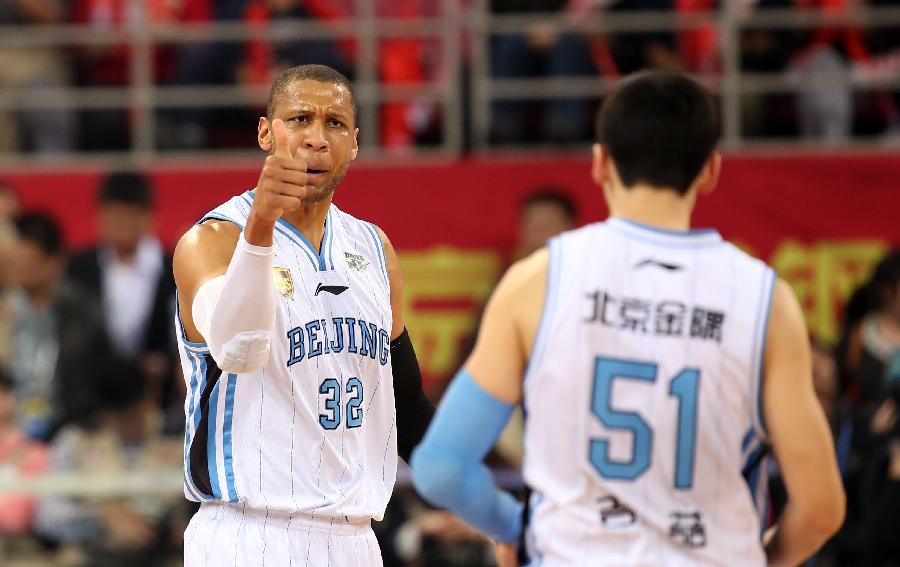 他在右肋接 他在右肋接